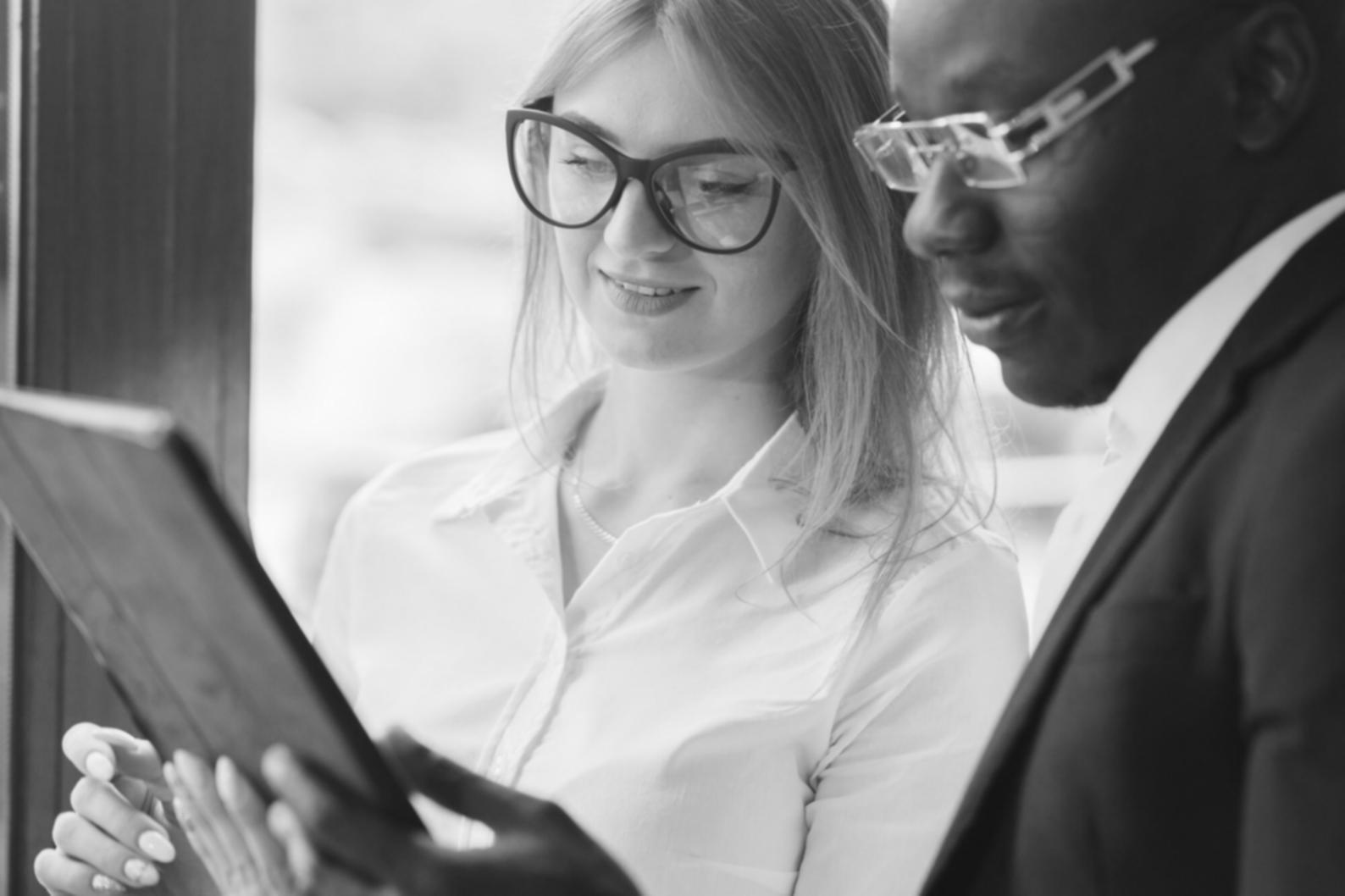 Profesionales trabajando en modelado financiero